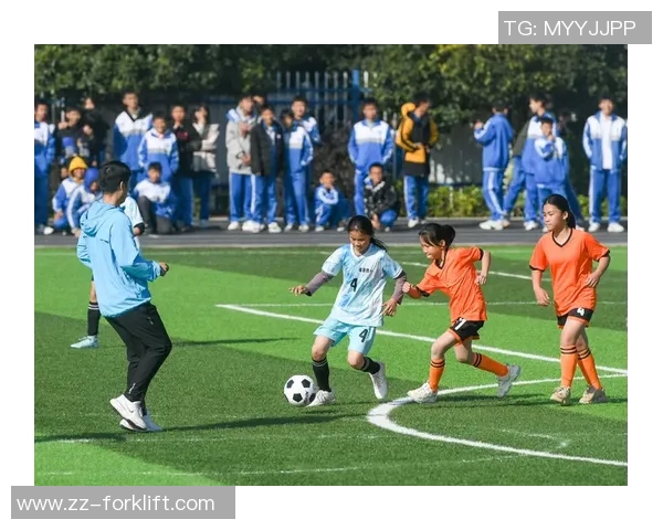 儿子看足球的乐趣与成长:从小球迷到未来的运动员之路 儿子看足球的乐趣与成长:从小球迷到未来的运动员之路
