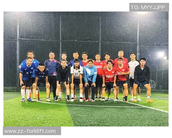 足球复杂照片展现球场激情与运动员的坚韧精神之美 足球复杂照片展现球场激情与运动员的坚韧精神之美