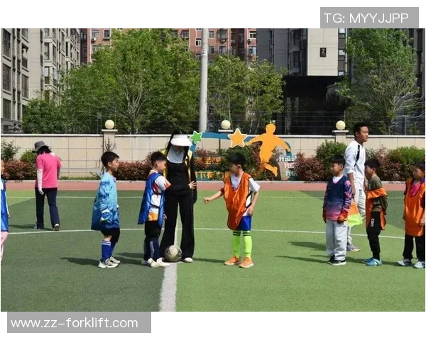 瑶瑶足球：小女孩的梦想与坚持在绿茵场上绽放光彩