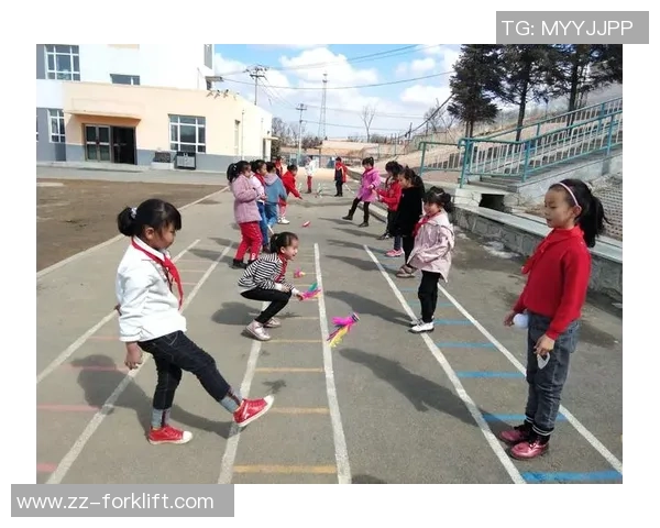 足球当毽子趣味游戏新玩法让你体验不一样的运动乐趣